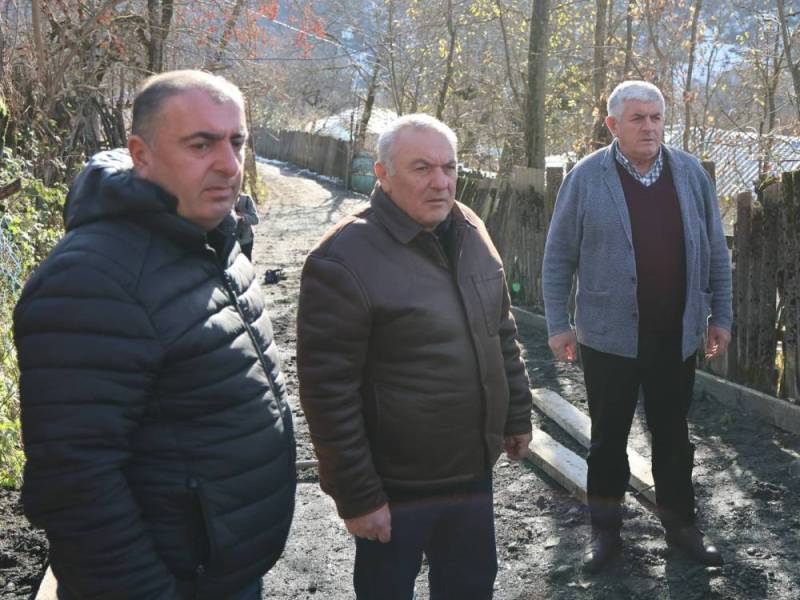 ცაგერის მუნიციპალიტეტის მერმა ჭაბუკი ჭაბუკიანმა, საკრებულოს თავმჯდომარესთან ვასილ საღინაძესთან ერთად, სოფელ ლასხანაში საავტომობილო გზის  სარეაბილიტაციო სამუშაოები დაათვალიერა